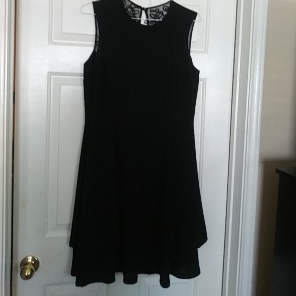 Black sleeveless evening dress